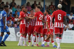 Celebración del gol de falta directa de Sergio Arribas para encarrilar la victoria rojiblanca en 'El Rubial', en Águilas.