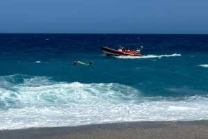 Imagen de un reciente rescate en la Playa de los Muertos.