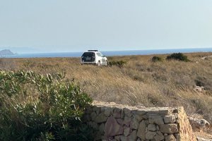 Una patrulla de la Guardia Civil llegando a la Playa de los Muertos este lunes.
