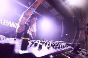 Banila Banna durante uno de sus shows propios, con la emoción a flor de piel.