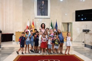 Foto de familia de la alcaldesa y la concejala Paola Laynez con los pequeños