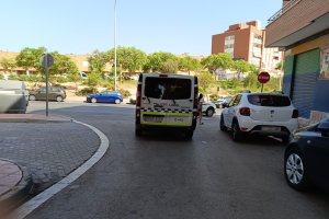 Furgoneta de atestados de la Policía Local de Almería a la entrada de la calle donde ha tenido lugar el suceso.