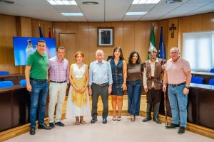 Presentación del programa de visitas teatralizadas para el verano de 2025 en Roquetas de Mar.