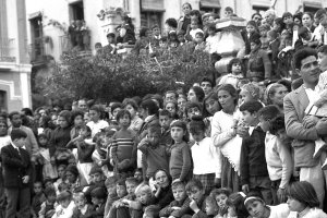 La Plaza de San Pedro para ver la procesión del Entierro. Los niños eran mayoría. Lo inundaban todo. Año 1966.
