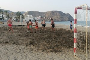 Las nuevas porterías en la playa del Ancón y niños jugando en ellas