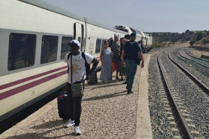 Pasajeros desalojados del tren Intercity averiado esta tarde.