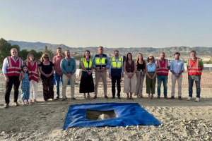 Autoridades e la puesta de la primera piedra de la nueva residencia en Tíjola.