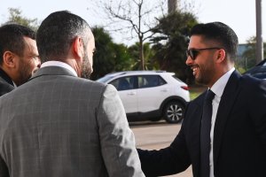 El presidente Mohammed Al-Khereiji saludando a Mostafa Yilmaz y Mohamed El Assy en el Mediterráneo.