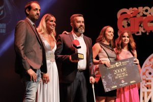 Manuel Sánchez Alfonso recoge el premio de Mejor Relato durante los X Premios Círculo Rojo, en 2023.