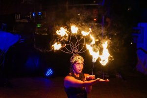 Uno de los espectáculos de la noche de 'Paseando entre velas' en Vícar Pueblo.