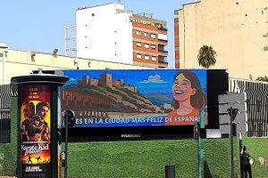 Cartel luminoso en el centro de Almería que exhibe nuestra sin par felicidad.
