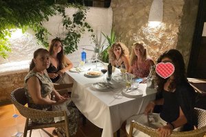 Lolita, en compañía de su hija y amigas, en el Restaurante La Villa de Agua Amarga.