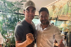 El cantante David Bisbal junto a Felipe López, gerente de LUA Puerto Rey.