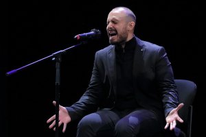 Cristo Heredia cantando con alma y cariño hacia el flamenco