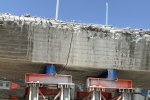 Así se cortan las piezas de lo que queda del puente de la Avenida del Mediterráneo.