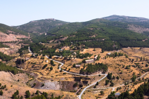 El camping Las Menas se encuentra enclavado en la Sierra de los Filabres, en el que fue el antiguo poblado minero de Las Menas.