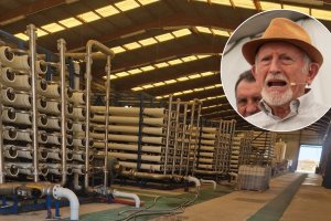 Interior de la desaladora privada de Cuevas. Antonio López Úbeda, presidente de los regantes de Níjar.