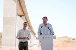 Óscar Puente y Félix Bolaños, en el Puente de Los Feos por donde circulará el AVE de Almería.