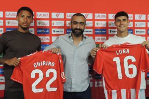 Daijiro Chirino, Mohamed El Assy y Marcos Luna en la primera presentación del Almería 2025-2026.