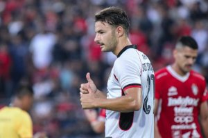José Enrique jugó su primer partido en Indonesia y su equipo empató a uno con el Bali United.