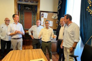 El ministro Félix Bolaños, en el centro, ayer en su visita al Ayuntamiento de Cuevas del Almanzora. la voz