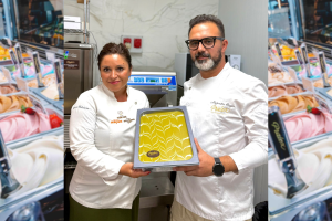 Los heladeros Alejandro Reyes y Prado Zamora, con una de sus creaciones: helado de chocolate blanco con pistacho.