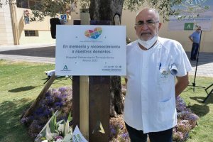 El coordinador de donaciones, Francisco Guerrero, frente al Hospital Universitario Torrecárdenas.
