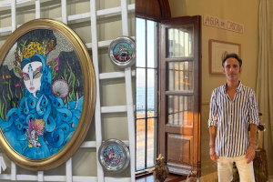 Collage del artista roquetero Raxofón junto a una de las piezas de la exposición Agua.