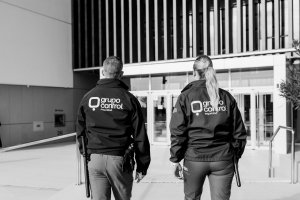 Trabajadores de Grupo Control realizan un servicio.