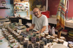 Ilan Wolff, en la mesa de su estudio.