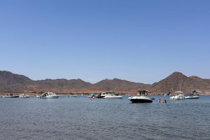 Barcos recreativos comparten bahía con los bañistas.