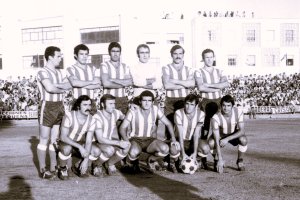 El Almería en el trofeo Remasa de 1975. Por orden: Zapata, Selu, Cobo, Doblado, Pino, Pozo, Coco, Sarrachini, Belmonte, Montero y Morales.