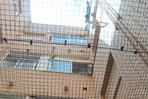 Una vecina tuvo que colocar una malla protectora para evitar que lanzase objetos a su balcón.