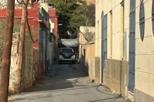 Coche de la Guardia Civil en la entrada del Cerro Matadero, donde ha ocurrido el asesinato.