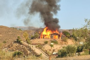 Las llamas devoraban el cortijo.