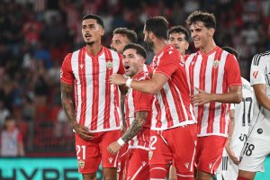 Todos buscan a un Embarba que es una bomba en el campo.