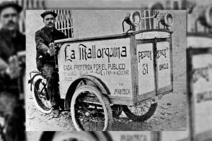 El carro moto del repartidor de la panadería de Juan Cazorla Plaza, en la calle Restoy.