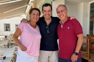 Juanma Moreno, en Carboneras.