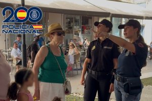 Valeria, agente de la Polizia di Stato de Italia vigila las calles de la ciudad, junto a una agente de la Policía Nacional.