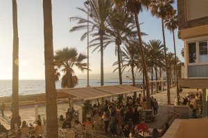 Una vista del atardecer desde el Santa Clara en el Paseo Marítimo de Almería.