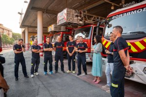 Visita de la alcaldesa a los bomberos que han partido hacia Extremadura.