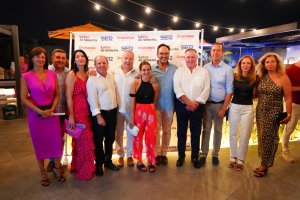 Laura Martínez, presidenta de LA VOZ, junto a Pedro M. de la Cruz, director; José María Martín, subdelegado del Gobierno y otros representantes del PSOE; José Martínez Portero, de Unica Group; Jerónimo Parra, presidente de la Cámara de Comercio.