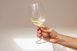 Tiendas especializadas, bodegas rurales y propuestas gourmet hacen de Almería un destino único para quienes buscan vinos selectos.