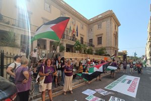 Asistentes a la concentración golpean sus cacerolas frente a la subdelegación del Gobierno.