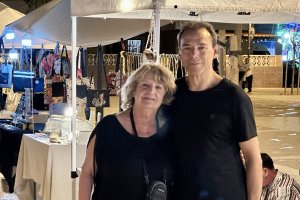 Concha Durante en el mercadillo artesanal de Cabo de Gata junto al autor de la entrevista, Antonio Hermosa.