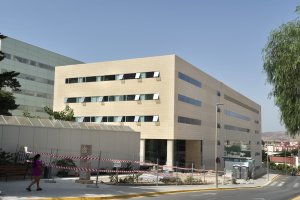 Ya han desmontado la última grúa que quedaba de las obras del nuevo edificio de Consultas Externas.