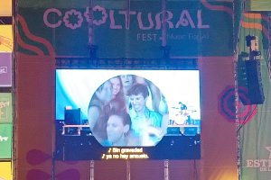 Momento en el que la pareja de la pedida de mano apareció en las pantallas gigantes de Cooltural Fest, en el concierto de Miss Caffeina.