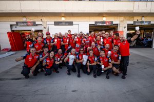 Todo el equipo de Ducati posa tras el triunfo de Marc Márquez
