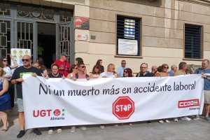 Concentración de UGT y CCOO a las puertas del edificio de los sindicatos.