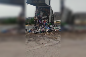 Camión de la basura en la carretera de Berja.
